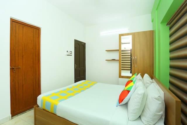 The Solo Apartments Kadavanthra Kochi Luaran gambar
