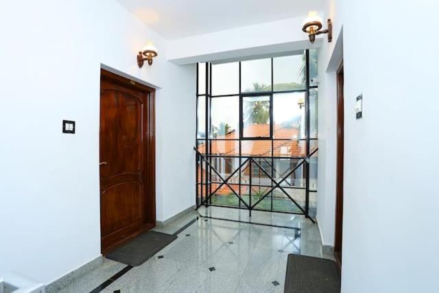 The Solo Apartments Kadavanthra Kochi Luaran gambar