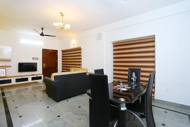 The Solo Apartments Kadavanthra Kochi Luaran gambar