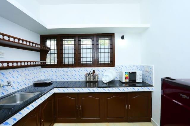 The Solo Apartments Kadavanthra Kochi Luaran gambar